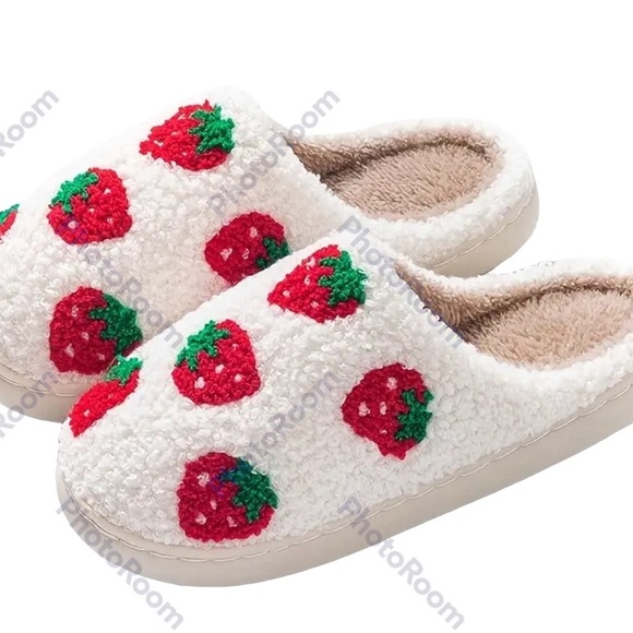 Strawberry motif slippers molded bottom NWT size 4.5-5 Fun summer gift cheeky - Picture 2 of 3